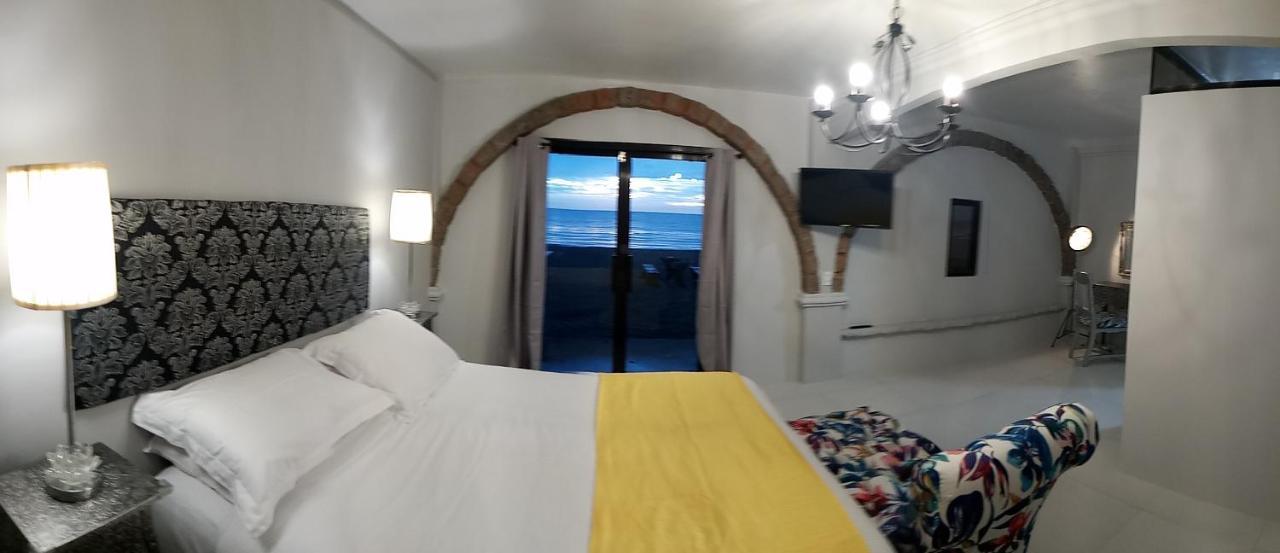 Sunbloom Beachfront Hotel And Restaurant Zambales Sinabacan ภายนอก รูปภาพ