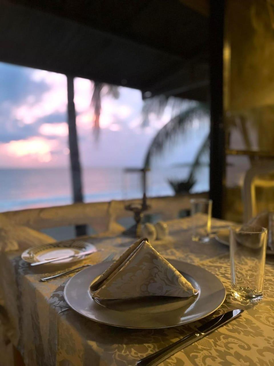 Sunbloom Beachfront Hotel And Restaurant Zambales Sinabacan ภายนอก รูปภาพ